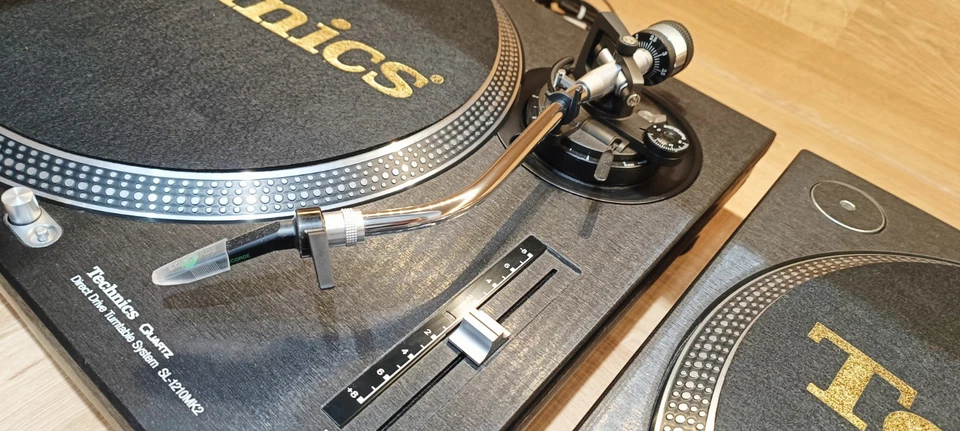 Technics SL-1210 MK2 Direct Drive Turntable X2 with Ortofon Carts and stylus - Image 2 of 4