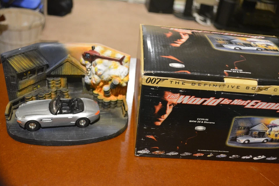 Corgi James Bond 007 World is Not Enough CC99105 BMW Z8 y diorama nuevo en caja Foto 3 de 4