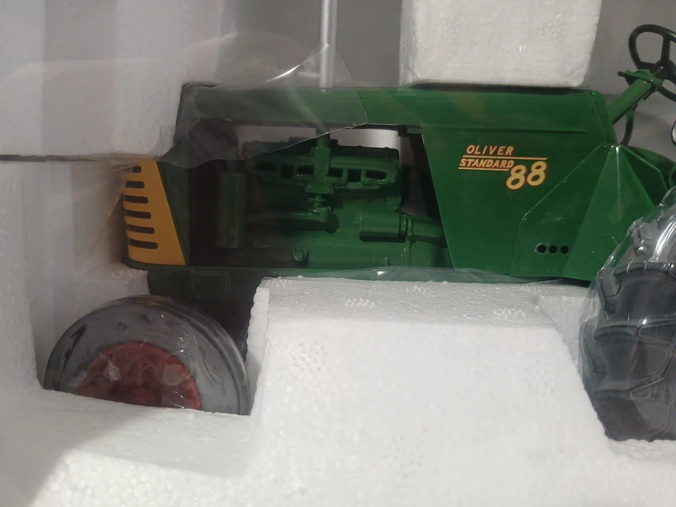 SpecCast Oliver Highly Detailed Standard 88 Gas Tractor #SCT 334 - Image 2 of 4
