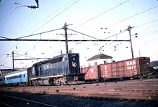 Central RR Of New Jersey (CNJ) - GP40p - #3673 - Original 35mm Slide (b)