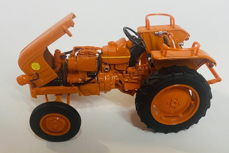 UNIVERSAL HOBBIES, Tracteur RENAULT D22, échelle 1/32, UH2676