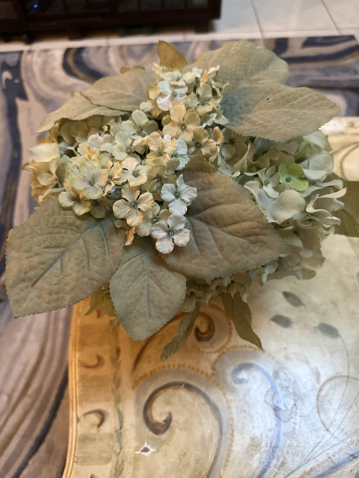 "Arreglo floral de hortensia de seda en florero cuadrado de cerámica - 10"" x 14""" Foto 3 de 4