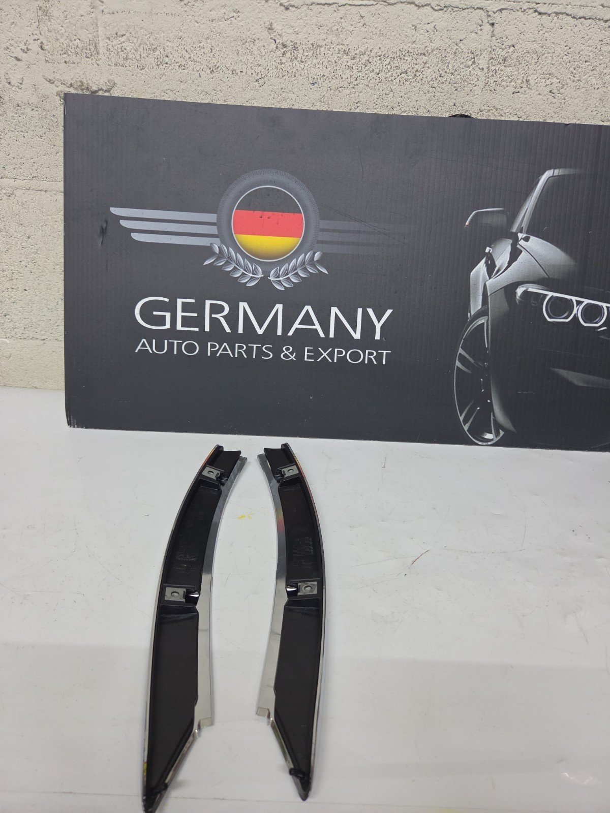 Maserati Ghibli Front Right Trim strips Pair P/N 673008193