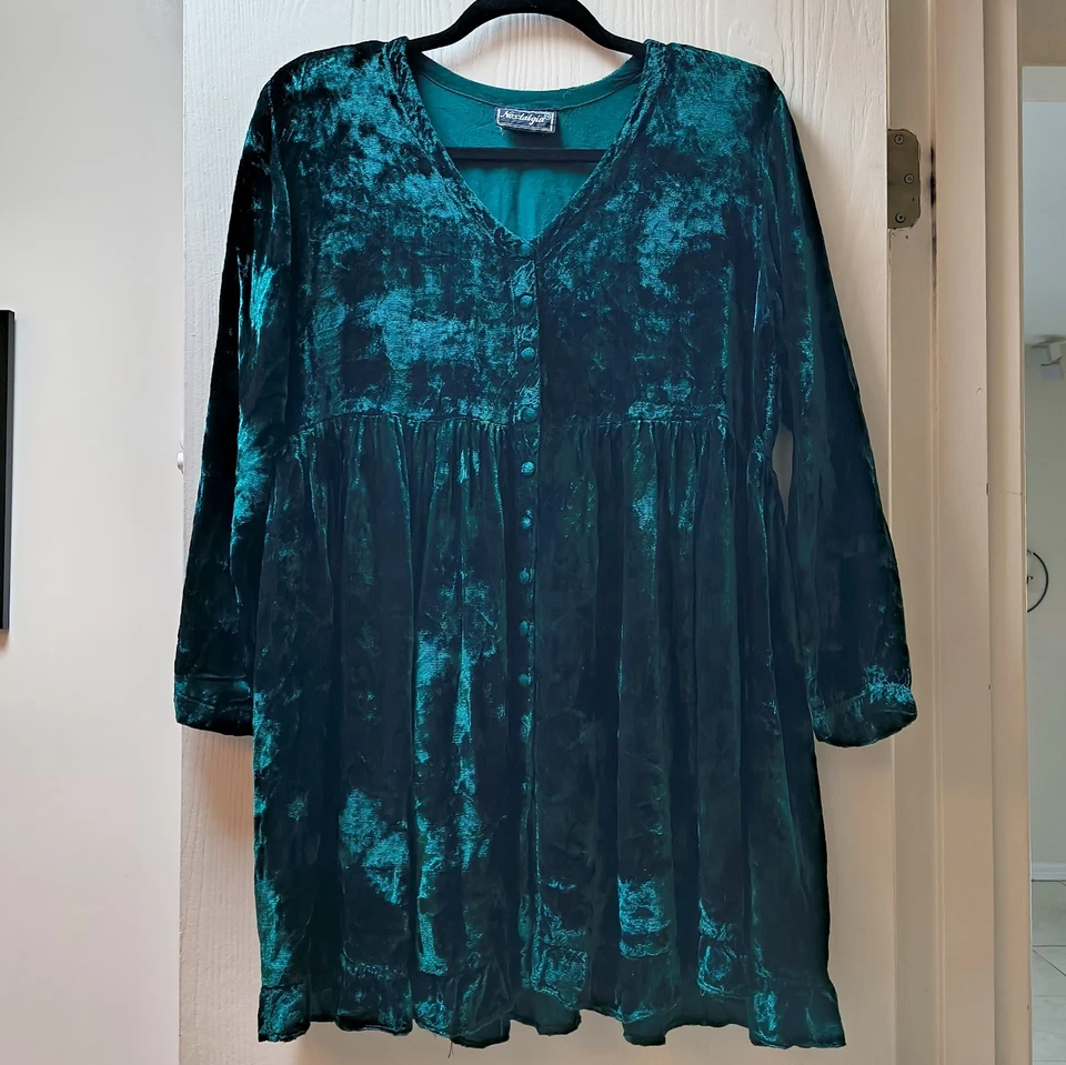 Almohadillas para el hombro pequeñas de terciopelo aplastado verde oscuro 100 % botones de rayón con volantes Foto 2 de 4