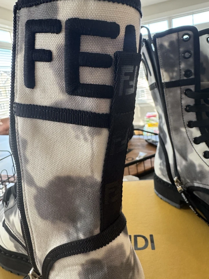 Botas de motociclista de combate Fendi para mujer con logotipo floral de lona talla 37,5  Foto 3 de 4