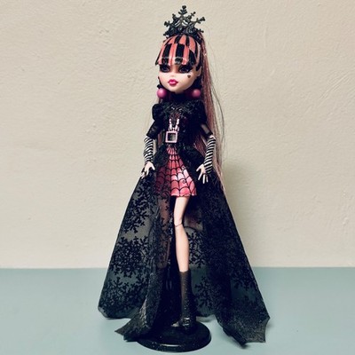 2022 HOWLIDAY DRACULAURA DOLL  WINTER EDITION  MONSTER HIGH MATTEL NICE!