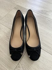 Tory Burch Laila Black Suede Round Toe Block Heel Bow Pumps Gold Logo Size 7.5
