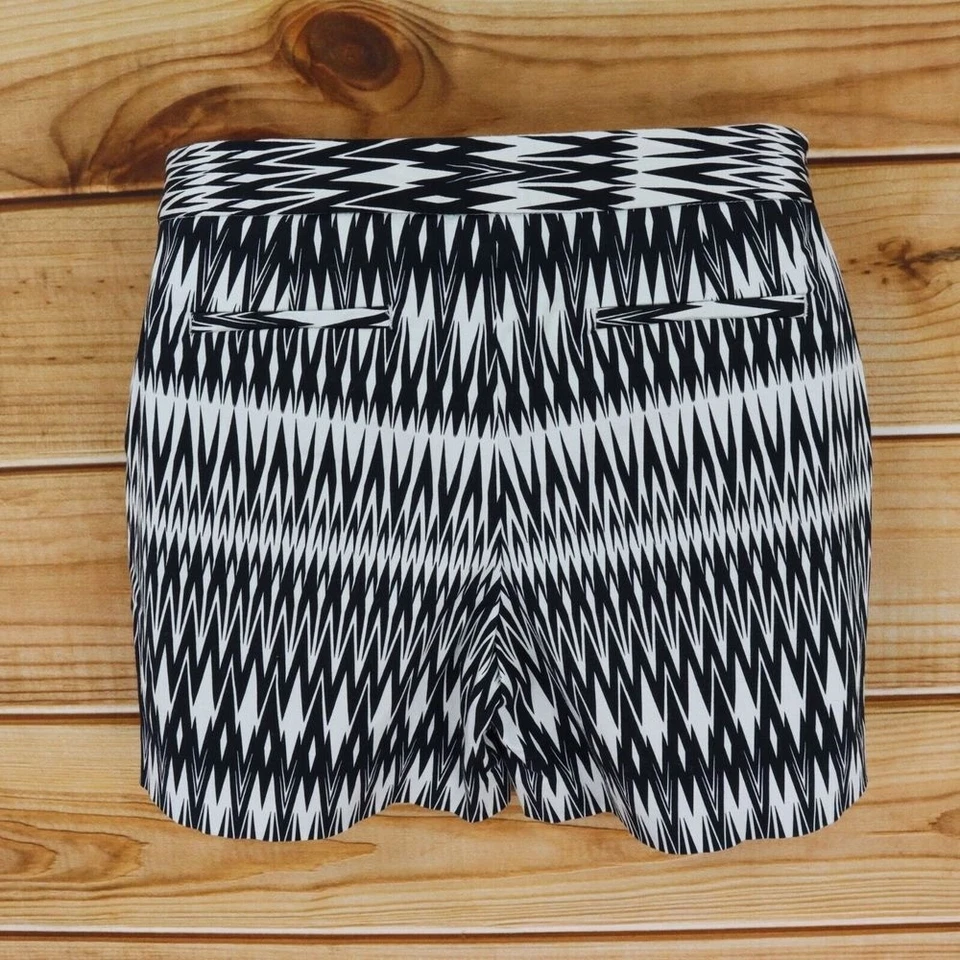 Pantalones cortos Worthington tiro medio para mujer 4 bolsillos negros blancos geométricos de mezcla de algodón Foto 2 de 4