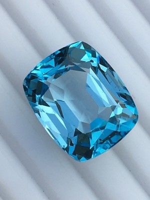 28.50 Cts AMAZING NATURAL FACETED SWISS BLUE TOPAZ GEMSTONE (b)