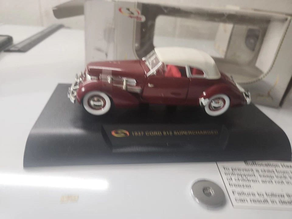 Signature Models 1937 Cord 812 Supercharged Maroon Scale 1:32 - Image 3 of 4