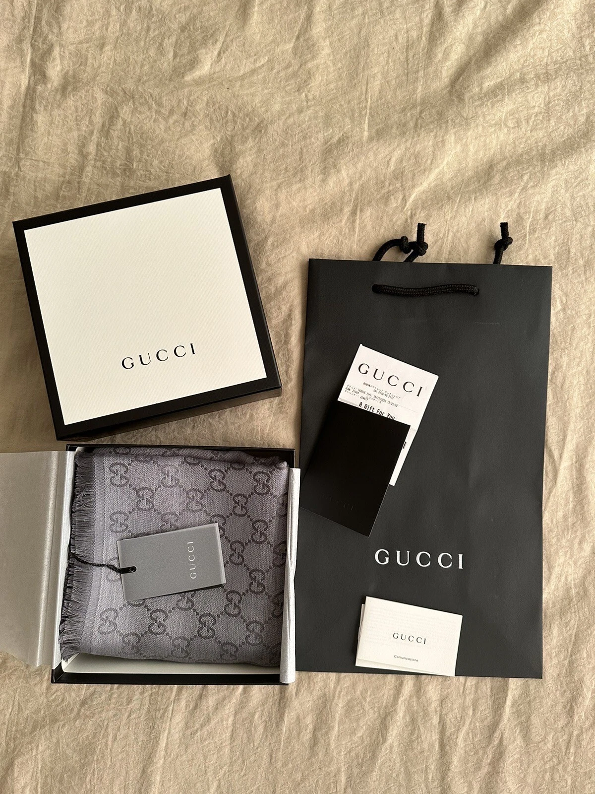 Châle écharpe GUCCI NEUF DANS SA BOÎTE GG Guccissima 140 x 140 cm laine soie gris