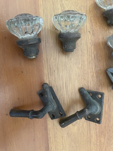 Vintage Lot 6 Paired Glass, 2 Patterned Brass Door Knobs, Window Hardware & More - Picture 4 of 8