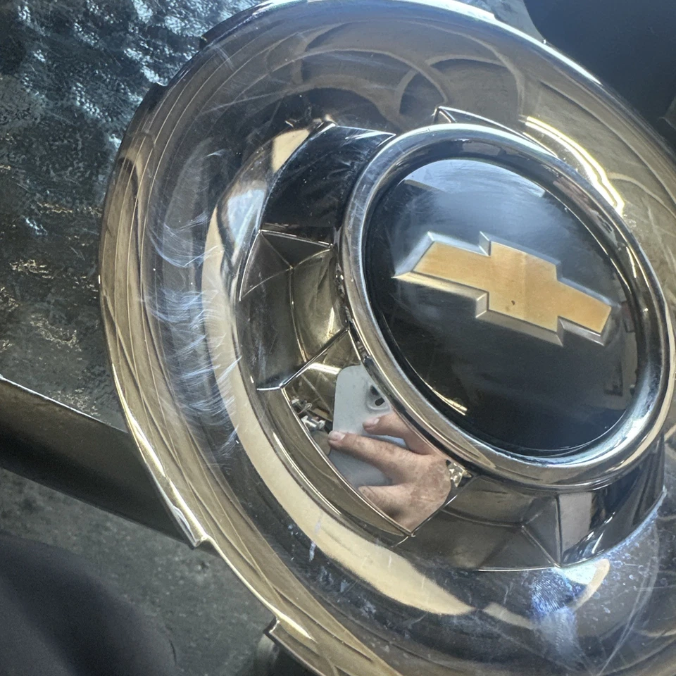 Tapa central de rueda cromada Chevrolet Avalanche Silverado Tahoe Suburban 1500 (1) Foto 2 de 4