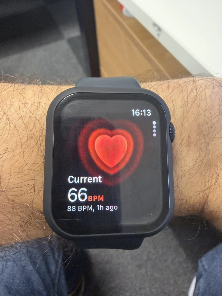 Apple Watch SE (2022) 44mm Midnight Aluminium Case with Sport Band, Regular... - Image 2 of 4