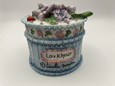 Linda Grayson, Treasure Trinket Box, "July Larkspur" con coccinella.