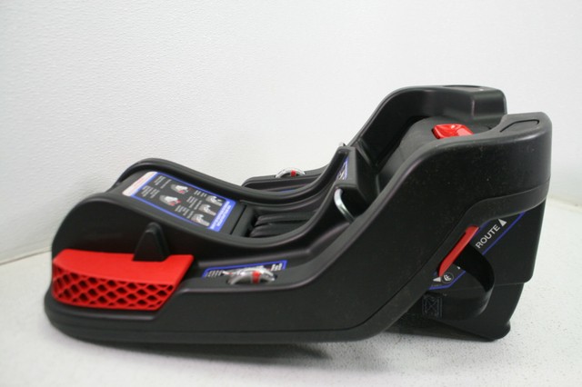 Britax B-Safe Ultra Infant Car Seat Rear Facing 35 lbs Reclinable Base