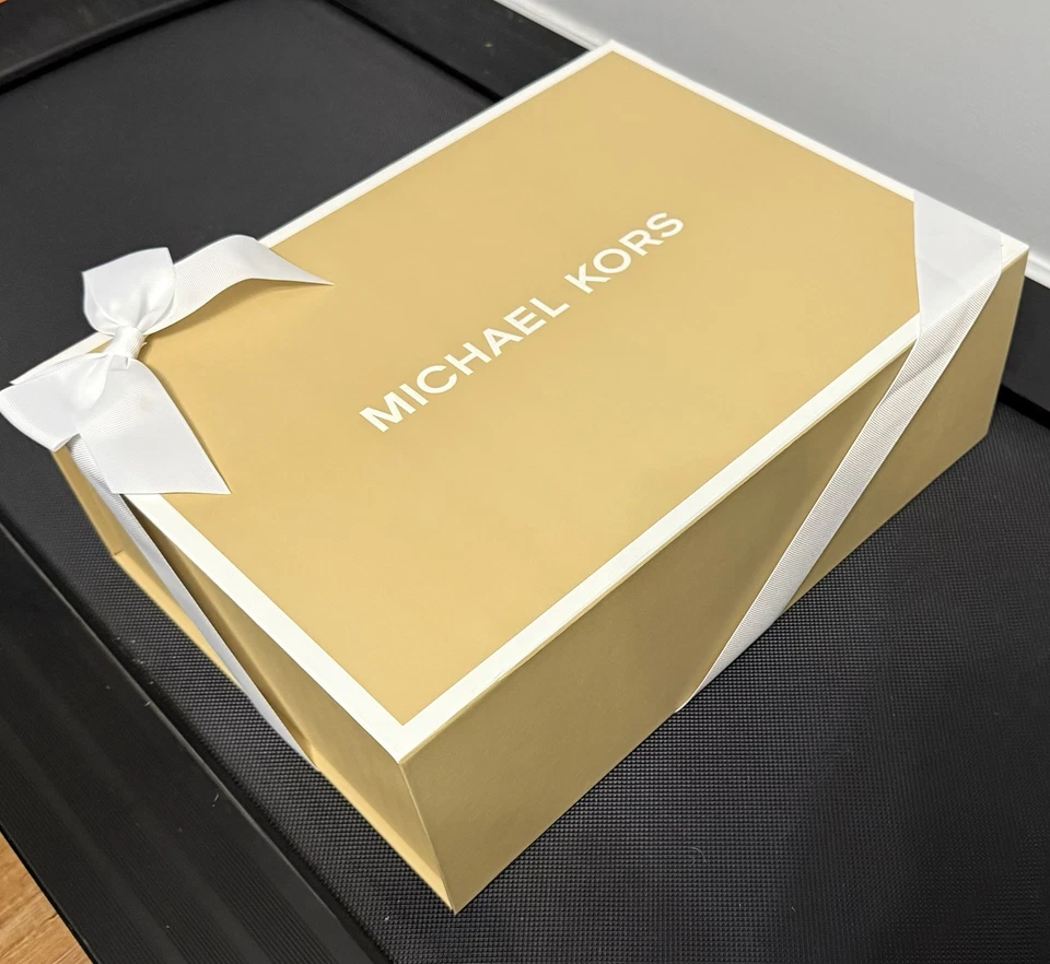 ¡NUEVO! Caja de regalo mediana Michael Kors con cinta y pañuelo (vacía), 14,5 x 10,75 x 5 pulgadas Foto 2 de 4