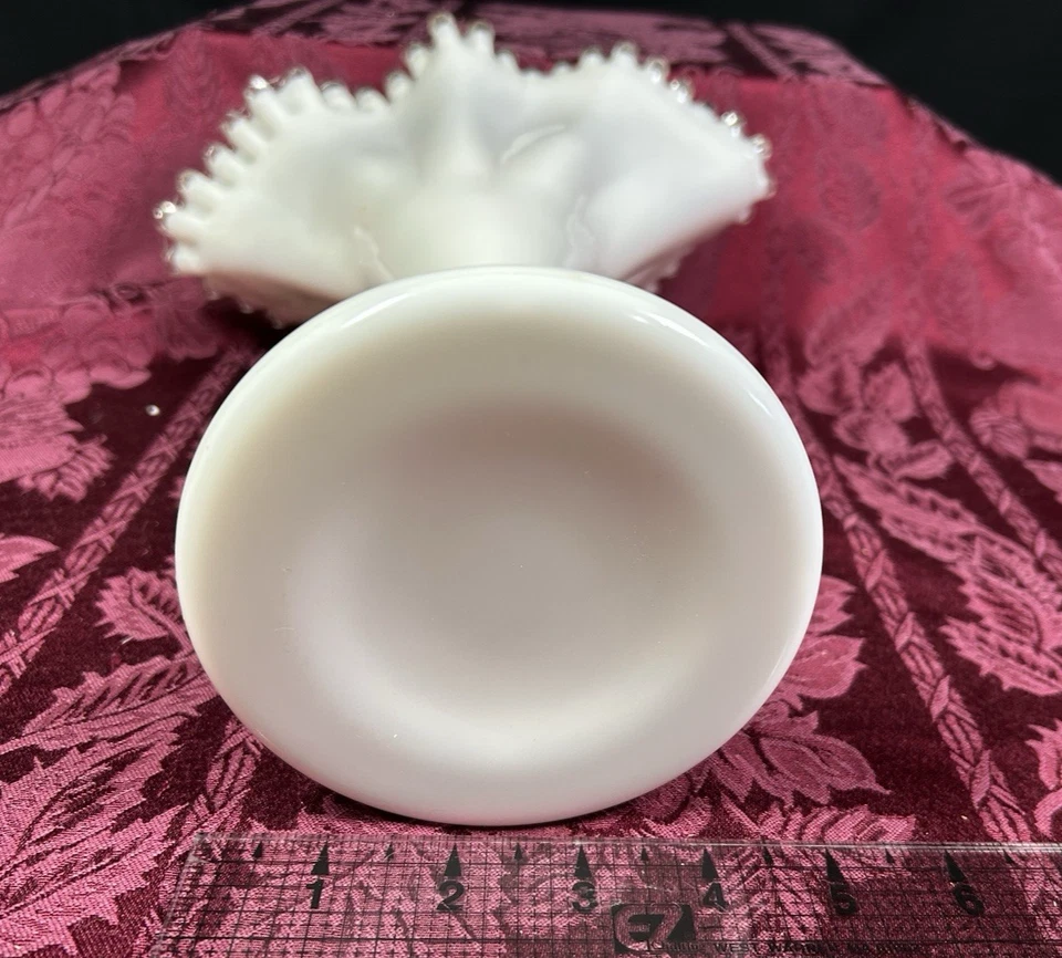 Jarrón ventilador de vidrio esmerilado Fenton Silvercrest de colección con volantes 13" de alto x 10" de ancho Foto 2 de 4