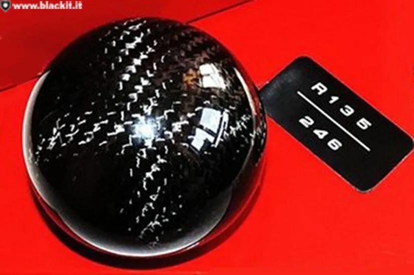 Pomello cambio in vera Fibra di Carbonio per Alfa Romeo Giulietta.