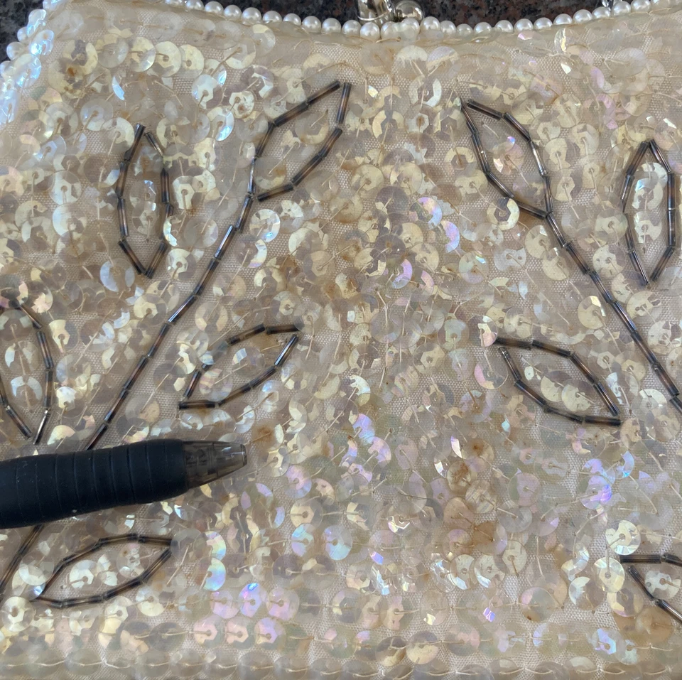 Bolso sin asas vintage de noche con cuentas de perlas y lentejuelas blancas defecto de Japón Foto 3 de 4