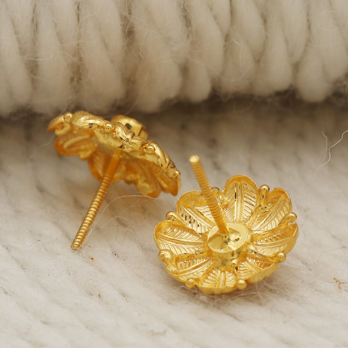 Absolutly Stunning 18k Gold stud handmade Earring 18k Gold