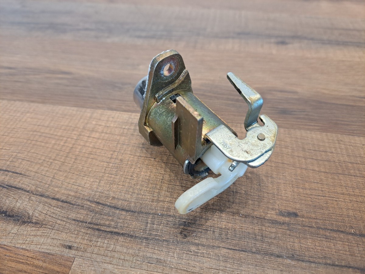 2000-2005 Toyota Echo NCP13 OEM Rear Hatch Trunk Lock Cylinder 