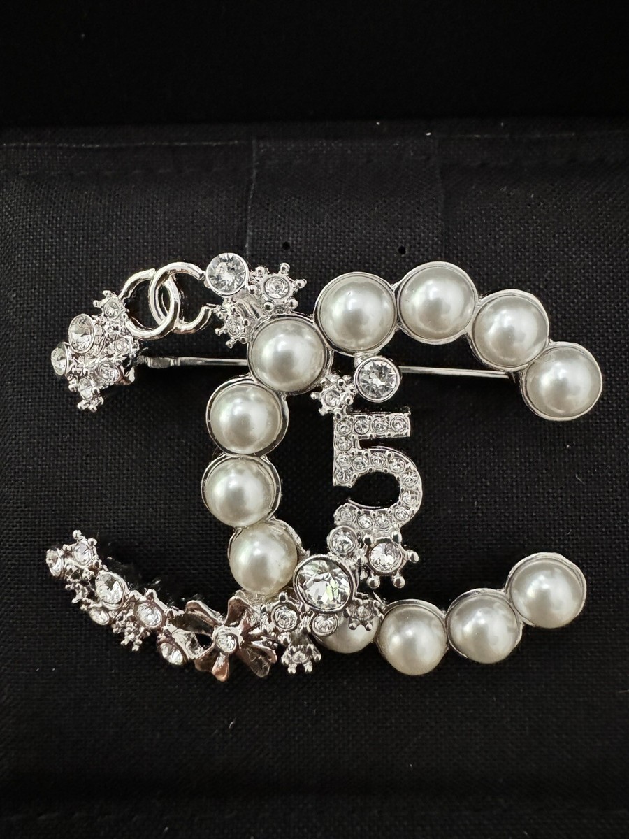 【CHANEL】CHANEL✨希少‼️ブローチ 大人気【CHANEL】希少 シャネルブローチ ギフトにも (CHANEL