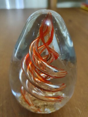 Vintage Briefbeschwerer in Tropfenform mit farbigem innenliegendem Spiraldesign 
