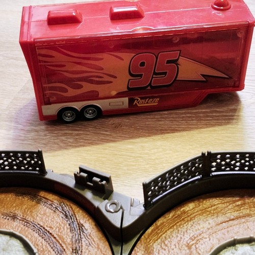 Disney/Pixar Cars Mini Racers Crank & Crash Derby Play-set con rimorchio 3 Racers - Foto 9 di 9