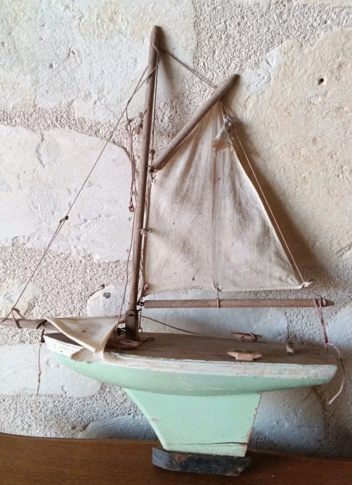 Voilier de Bassin en Bois 3 Voiles ~ À Restaurer un peu ~ Jouet Ancien - Photo 1/4