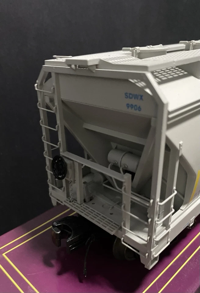 MTH Premier O Scale Southdown Cement Products 2 bay centerflow hopper (20-97956) - Image 4 of 4