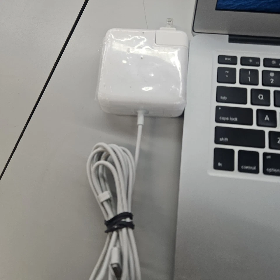 Apple MacBook Air 13" 2013 Core i7 1.7GHz 8GB Ram 128GB SSD - Image 3 of 4