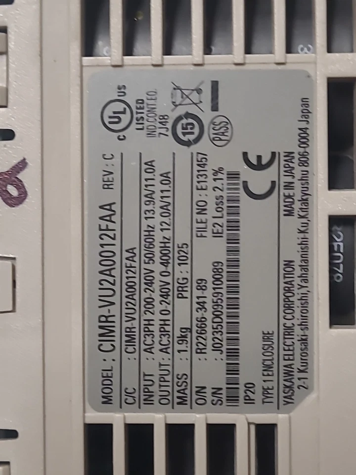 Unidad de frecuencia variable 240 VCA 3 fases 13,9 A/11 YASKAWA CIMR-VU2A0012FAA V1000 Foto 3 de 4