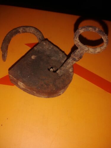  Viejo y antiguo candado con su llave encontrado bajo tierra - Imagen 1 de 3