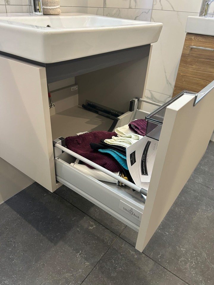 Ex display Villeroy & Boch Subway 2.0 600mm Basin Vanity unit &Tap RRP