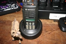 MOTOROLA GP680 WITH CHARGER BASE