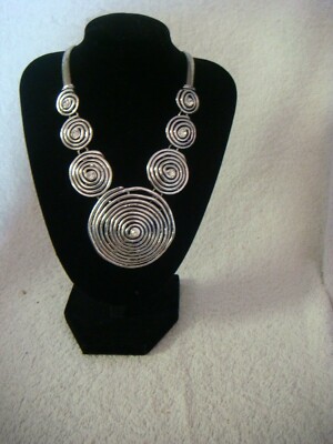 modische Halskette Silber Metall Spiralkreise mit Kristallmitten