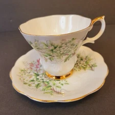 Vtg Royal Albert Friendship Hand Painted Floral Design Teacup And Saucer Set