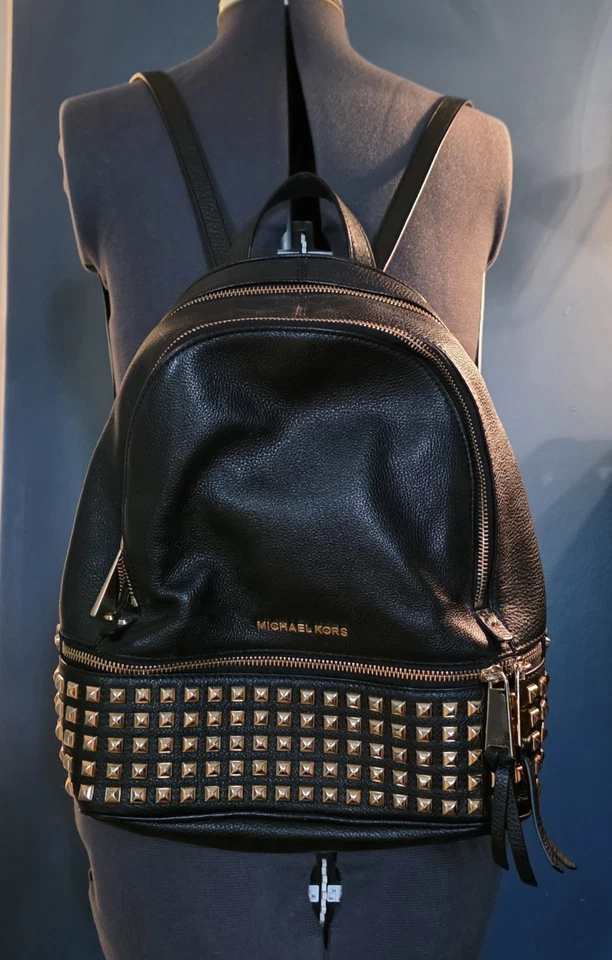 Mochila de couro pebbled cravejada Michael Kors Rhea - Imagem 3 de 4