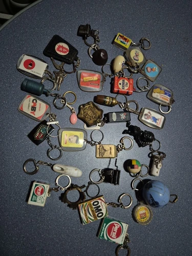 LOT DE PORTES CLÉS DIVERS 32. PORTES CLÉS ANNÉE 1960