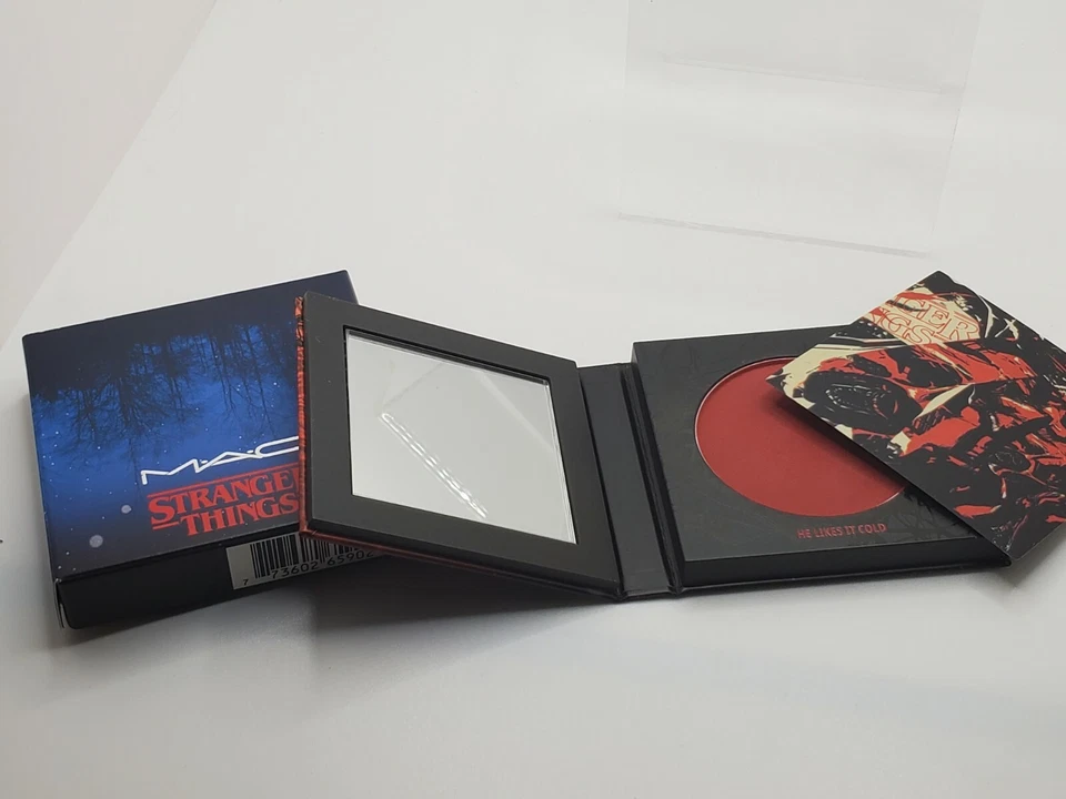 Rubor en polvo MAC X STRANGER THINGS ~ LE GUSTA FRÍO ~ Rojo lavado vintage ~ LE Foto 3 de 4