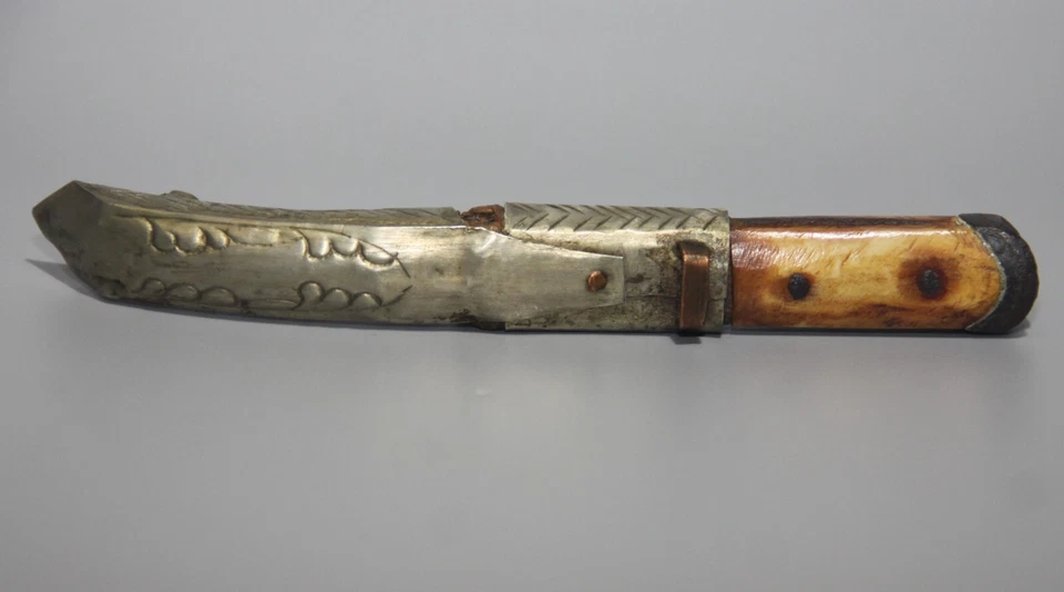 Maravilloso Mini Cuchillo de Cena Turquesa con Incrustaciones Budistas Antiguo Tíbet De Colección Foto 3 de 4