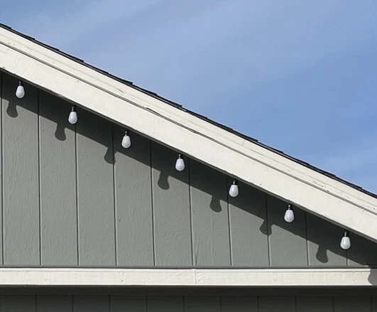 Cadena de ganchos de luz de bombilla LED para colgar luces bajo vísperas de techo Foto 4 de 4