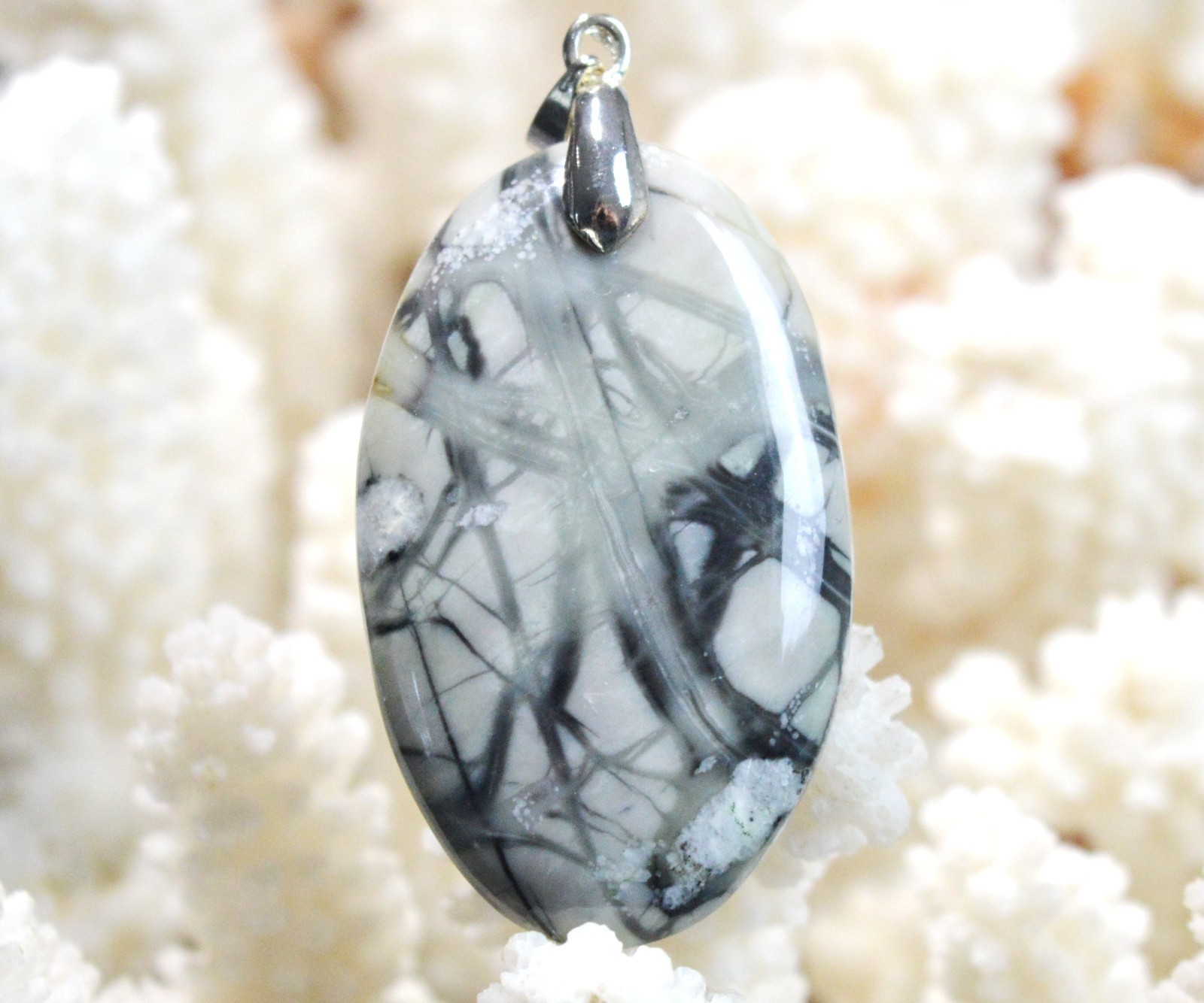 Pendentif en Jaspe Picasso de 54 carats, une pierre naturelle de collection