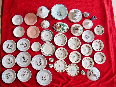 DINETTE DE POUPEE : FAIENCE PORCELAINE CERAMIQUE - PLUS DE 40 PIECES - LOT n° 2 - Photo 1/4
