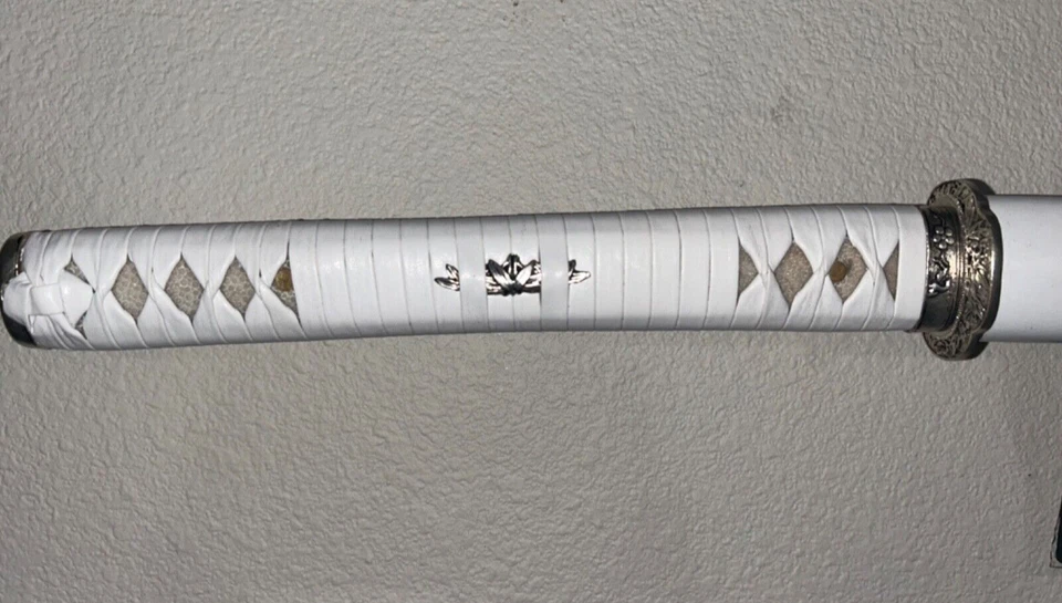 Katana blanca japonesa hecha a mano con detalles plateados y hoja negra afilada Foto 4 de 4