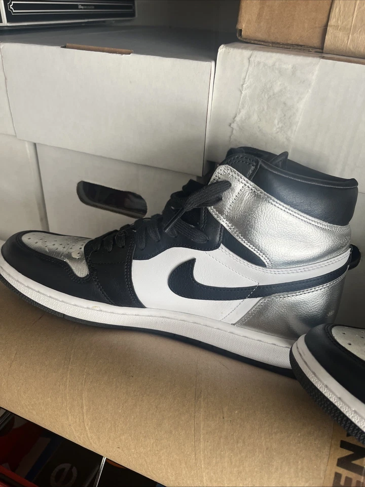 Size 11 .5W/ 10M - Jordan 1 High OG Metallic Silver Pre Owned - Image 2 of 4
