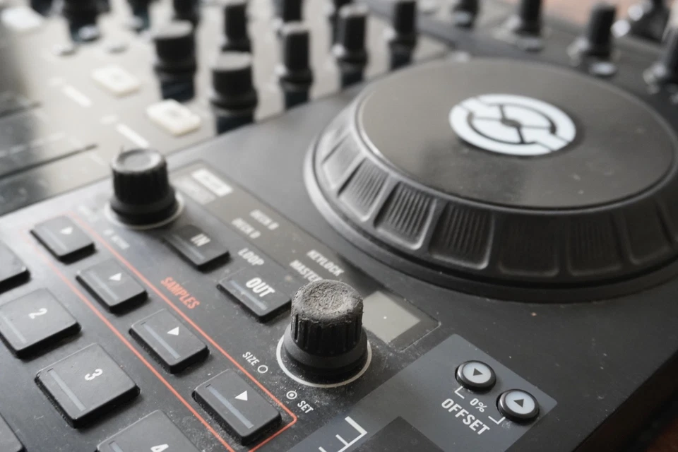 Traktor Kontrol S4 MK1 DJ Controller Native Instruments Midi Truntable getestet - Bild 4 von 4