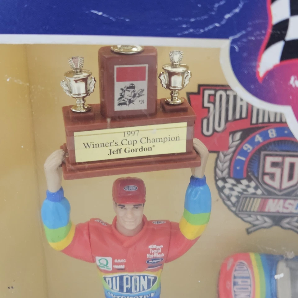 Figura Campeón Copa Ganador Jeff Gordon #24 1997 con Coche 1/64 Foto 2 de 4