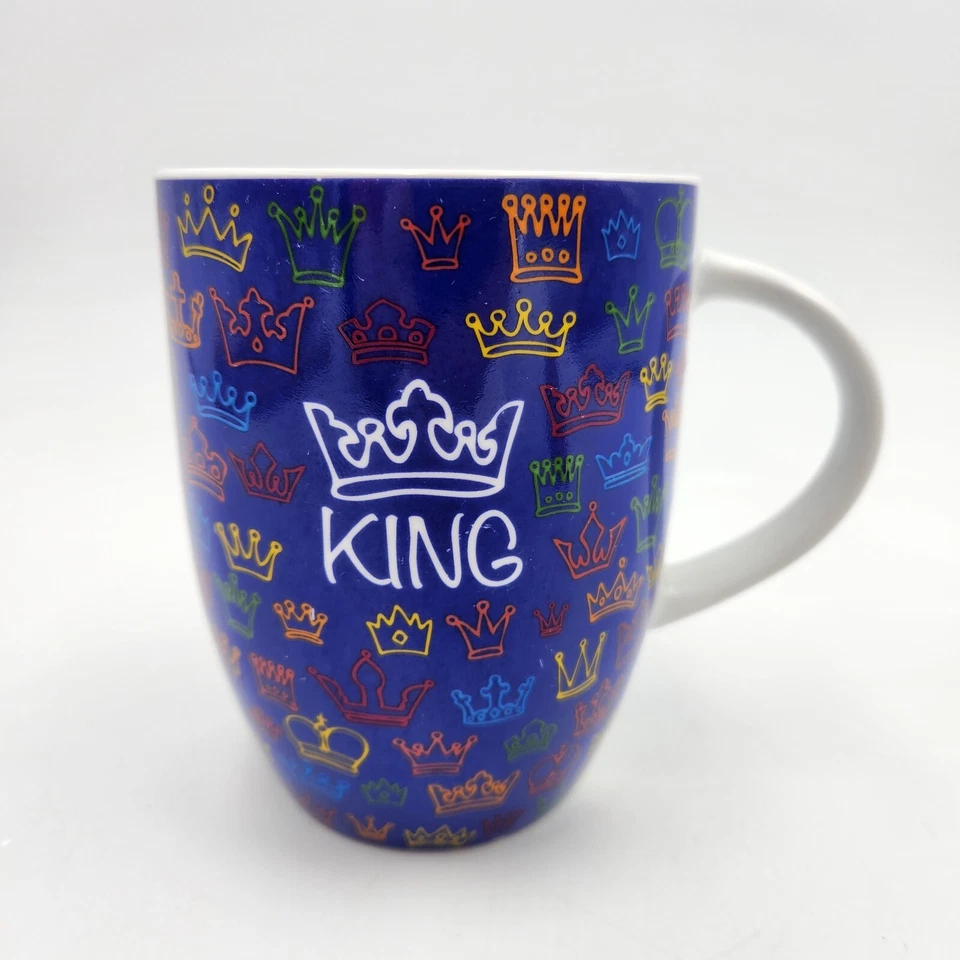Taza de café Konitz King Crown 12 onzas multicolor con fondo azul Foto 3 de 4